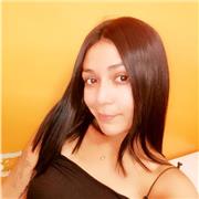 Cuidado de niños pequeños con ayuda en sus tareas (lenguaje, matemáticas, historia básica)